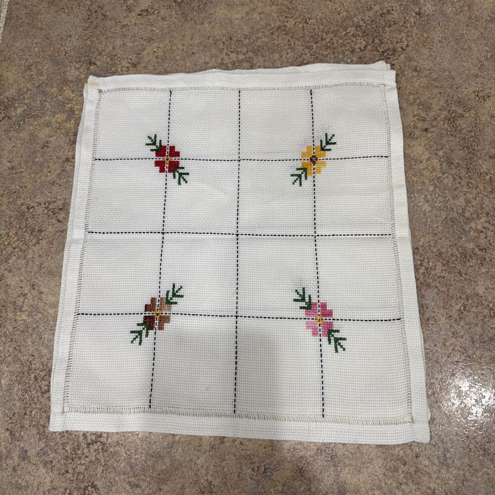 Gorgeous Vintage Hand Stitched Floral Tablecloth And Napkins